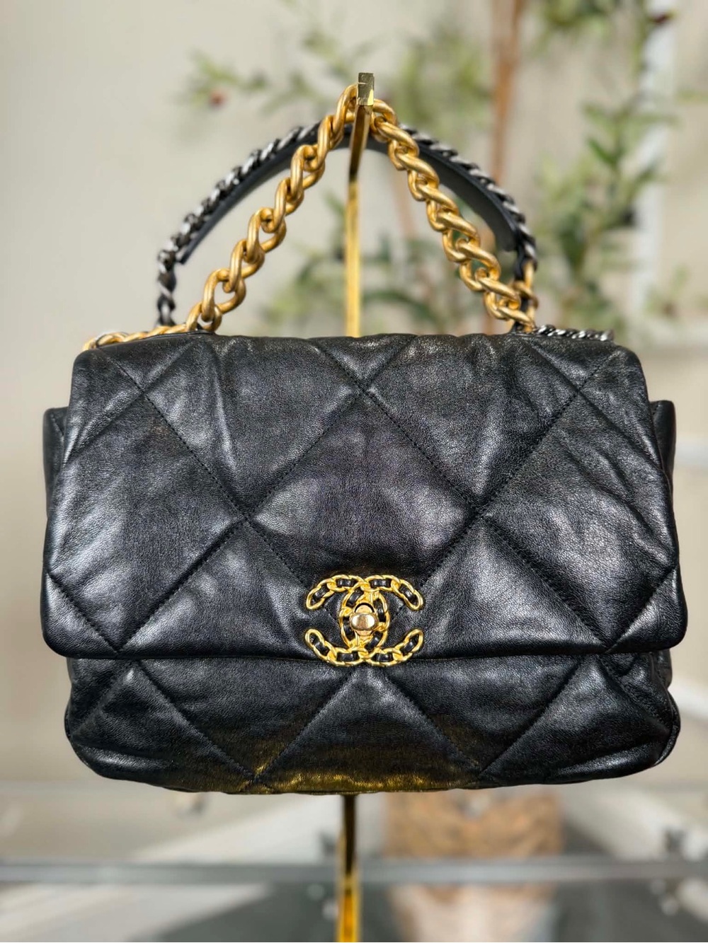 CHANEL Black Quilted Shoulder Bag with Gold Chain CC